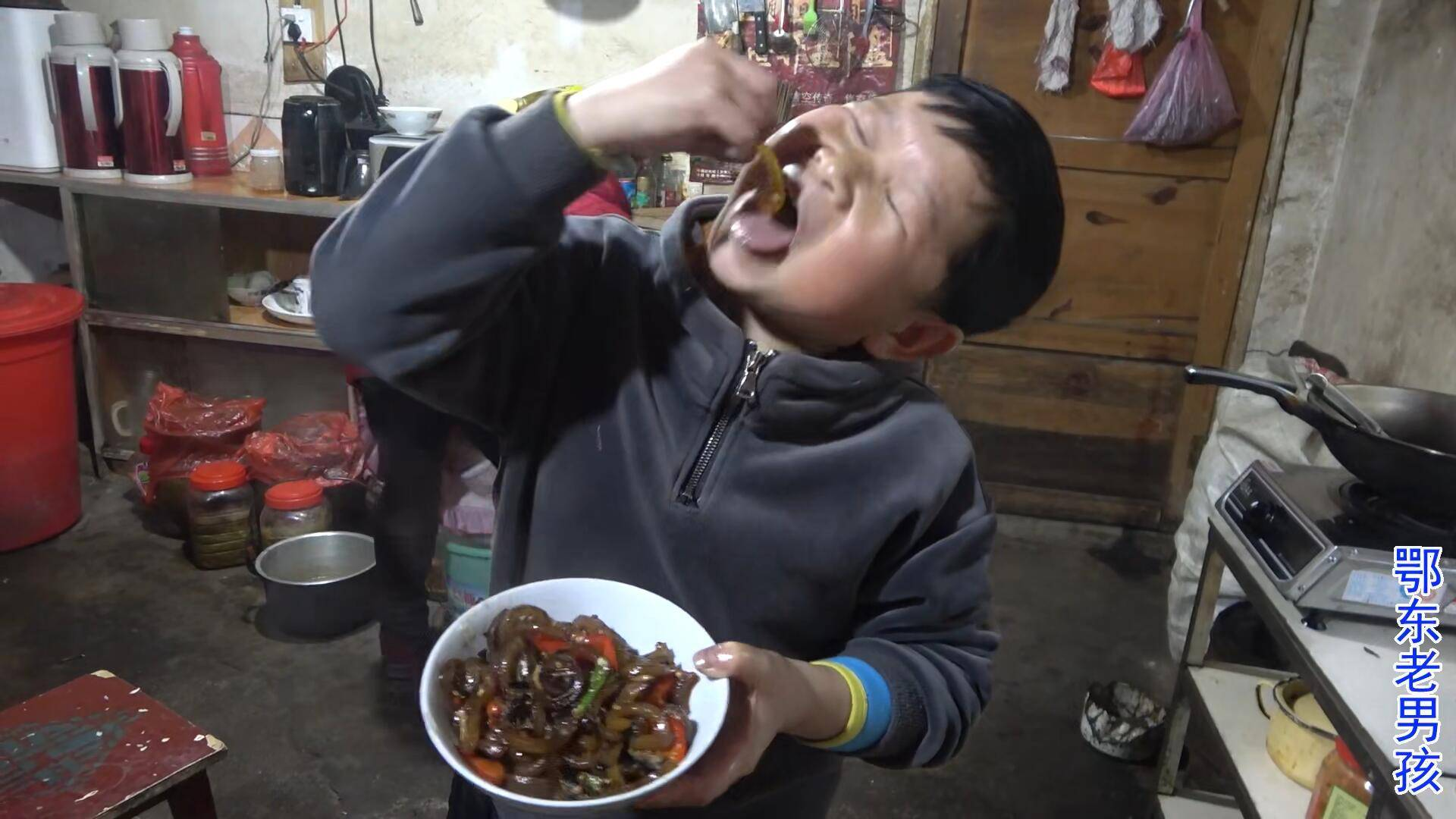猪皮千万别丢,老男孩这样爆炒,俩侄女都说好吃